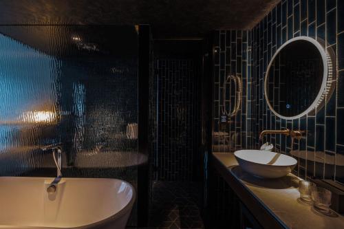 Bilik mandi di Neobridge Hotel