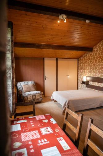 une chambre avec deux lits, une table et une chaise dans l'établissement Studio 4 personnes Chalet Tournier, aux Gets
