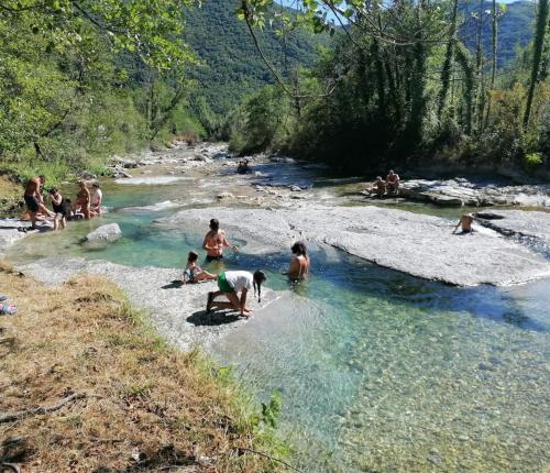 a group of people playing in a river at Al Capannone di Pietro in Colli al Volturno