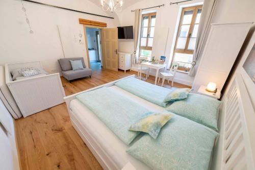 Un dormitorio con dos camas y una sala de estar. en Ferienstube Sonnengruß, en Mörbisch am See