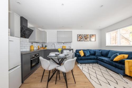 Dapur atau dapur kecil di Modern home, Contractors friendly with 2 free parking spaces