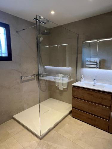 une salle de bain avec une douche en verre et un lavabo dans l'établissement Maison PORT FREJUS, à Fréjus