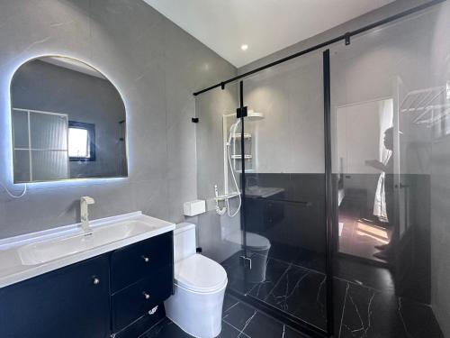 ein Badezimmer mit Dusche, Toilette und Waschbecken in der Unterkunft Sun Sky Villa 6 Bed Pool BBQ KTV Group Friendly - 7 in Pattaya South