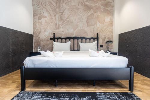 ein Schlafzimmer mit einem großen weißen Bett mit weißen Kissen in der Unterkunft Sun Sky Villa 6 Bed Pool BBQ KTV Group Friendly - 7 in Pattaya South