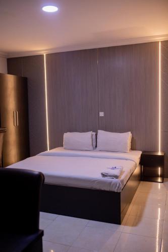 Una cama o camas en una habitación de Skyrock Hotels Ogba