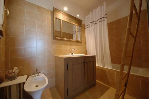 une salle de bain avec un lavabo et des toilettes dans l'établissement Mini-villa à 5 minutes de la plage de Santa Giulia, à Porto-Vecchio