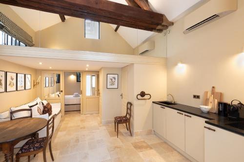 une cuisine avec une table et une salle à manger dans l'établissement Pick A Flat's House in Saint-Germain des Près - Impasse Paul Louis Courier, à Paris