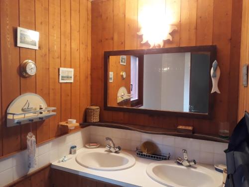 Un baño con dos lavabos y un espejo grande. en "Chambres d'Hôtes" Bord de Rance Au Rez-de-Jardin de la "Villa Cyrano", en Pleurtuit