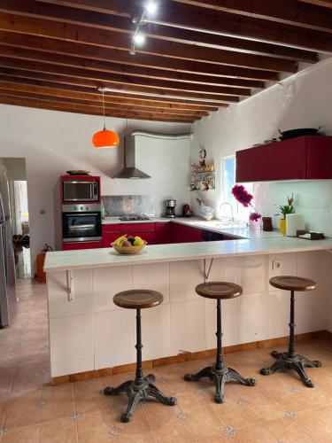 een keuken met een aanrecht met krukken erin bij Cortijo Maya, maison troglodyte pour 10 personnes in Alhama de Almería