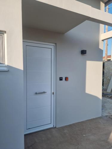 a door in a room with a wall at SmallHouseLefkada ΘΕΜΑ in Lefkada Town