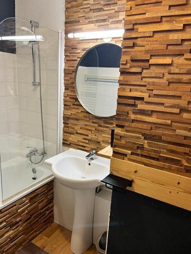 une salle de bain avec un lavabo et un miroir dans l'établissement Val Thorens Appartement Cosy centre station, à Val Thorens