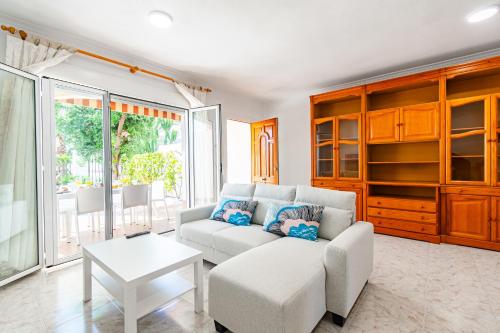 ein Wohnzimmer mit einer weißen Couch und einem Tisch in der Unterkunft Duplex de 3 habitaciones en Terreros - By Aloha Palma in San Juan de los Terreros