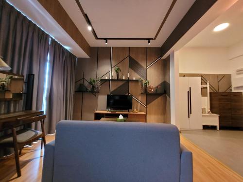 Una televisión o centro de entretenimiento en Umi Studio Imperium Residence