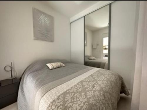 une chambre avec un grand lit et un miroir dans l'établissement One bedroom behind Martinez, à Cannes