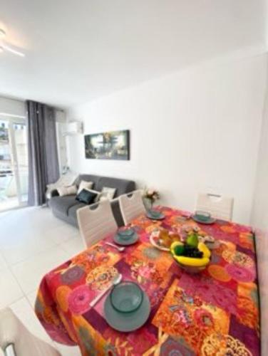 un salon avec une table et un chiffon de table dans l'établissement One bedroom behind Martinez, à Cannes
