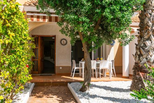 eine Terrasse mit einem Tisch und Stühlen in einem Haus in der Unterkunft Duplex de 3 habitaciones en Terreros - By Aloha Palma in San Juan de los Terreros