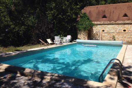 une grande piscine bleue dans une cour dans l'établissement Studio dans Maison forte, 8km Sarlat, à Saint-André-dʼAllas