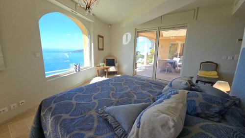 sypialnia z łóżkiem i widokiem na ocean w obiekcie Charmante Luxusvilla vue de rêve, aussergewöhnlich großer Pool, Meerblick w mieście Théoule-sur-Mer