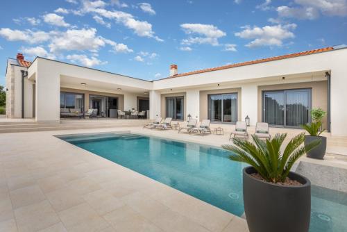 Villa Lastine by Villsy