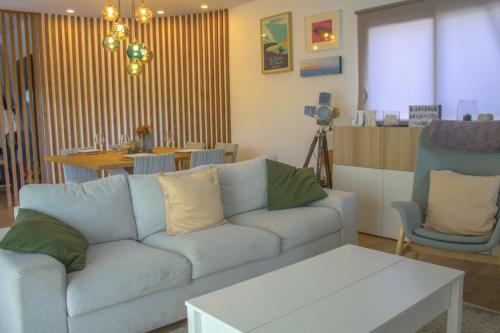 un salon avec un canapé et une table dans l'établissement Spacious house with pool in Ondres, à Ondres