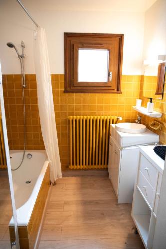 une salle de bain avec une baignoire, un lavabo et une douche dans l'établissement Appartement 6 pers Chalet Tournier, aux Gets