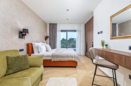 Ένα ή περισσότερα κρεβάτια σε δωμάτιο στο Villa Lastine by Villsy