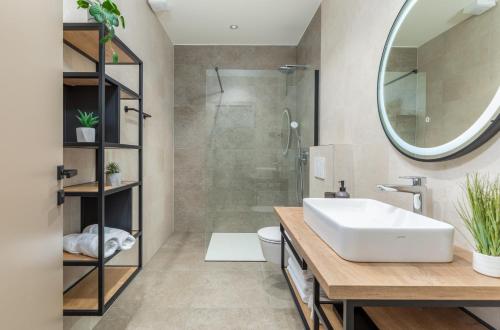 Ένα μπάνιο στο Villa Lastine by Villsy