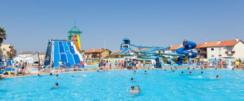 a group of people in a pool at a water park at Hotel Cristal Vieira Praia & SPA in Praia da Vieira