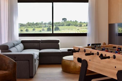 Posezení v ubytování Villa avec piscine chauffée et jacuzzi