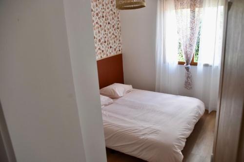 Postel nebo postele na pokoji v ubytování Villa avec piscine chauffée et jacuzzi