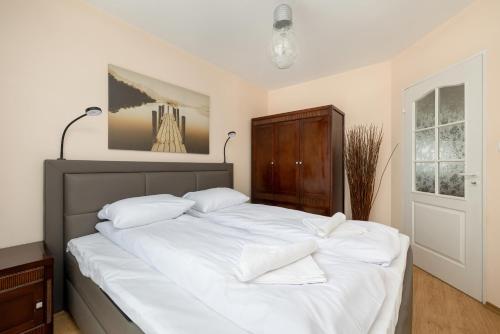 Кровать или кровати в номере Gieldowa by Solarento