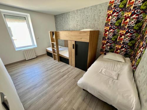 - une petite chambre avec un lit et un petit bureau dans l'établissement Le Bel'air - T3 pour 5 personnes, à Poitiers