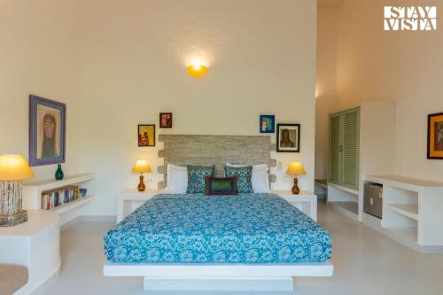 Katil atau katil-katil dalam bilik di StayVista at Villa Paradiso - Private Pool, Wi-Fi