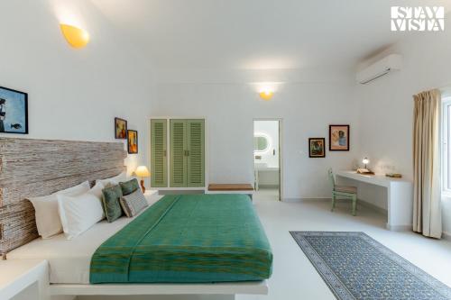Katil atau katil-katil dalam bilik di StayVista at Villa Paradiso - Private Pool, Wi-Fi