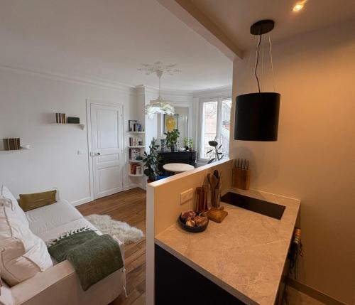 un salon avec un canapé et une table dans l'établissement 2 pièces lumineux à deux pas de la Tour Eiffel, à Paris