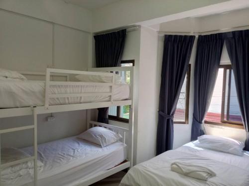 MONTANA Hotel & Hostel Phuketにあるベッド