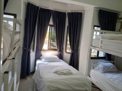 MONTANA Hotel & Hostel Phuketにあるベッド