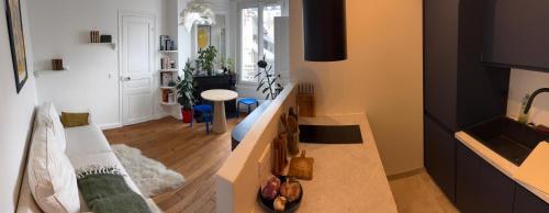 un salon avec un canapé et une table dans l'établissement 2 pièces lumineux à deux pas de la Tour Eiffel, à Paris