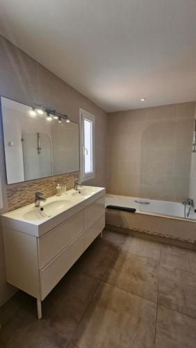 a large bathroom with two sinks and a bath tub at Na Fonda Cala D'or in Cala d´Or