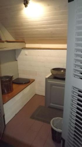 une petite chambre avec deux lavabos et une cuisinière dans l'établissement Gîte des pêcheurs, à Cantenay-Épinard