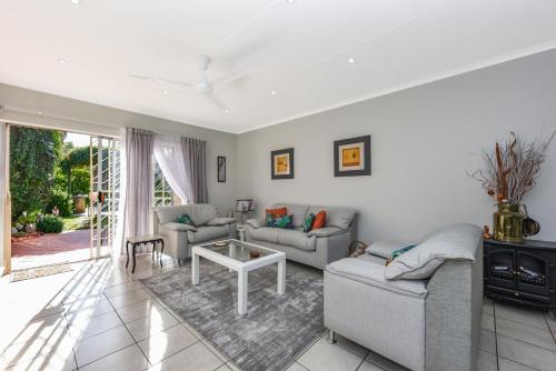Χώρος καθιστικού στο Spacious 1-Bedroom Cottage in Bryanston