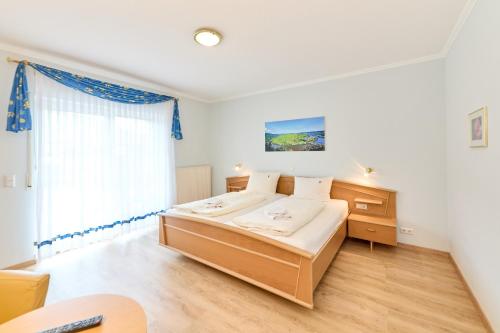 Ένα ή περισσότερα κρεβάτια σε δωμάτιο στο Gästehaus Binz-Meyer Fewo Moselschleife