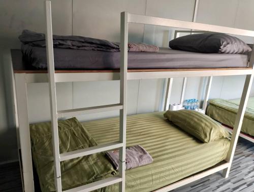 Ένα ή περισσότερα κρεβάτια σε δωμάτιο στο samerjan Homestay