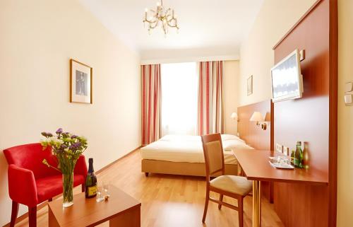 Llit o llits en una habitació de Hotel Mozart