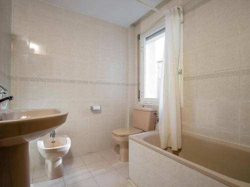 a bathroom with a sink and a toilet and a tub at LLANÇÀ 11 ÀTIC - Ático en primera línea de mar, gran terraza y piscina comunitaria - ES-228-60 in Port de la Selva