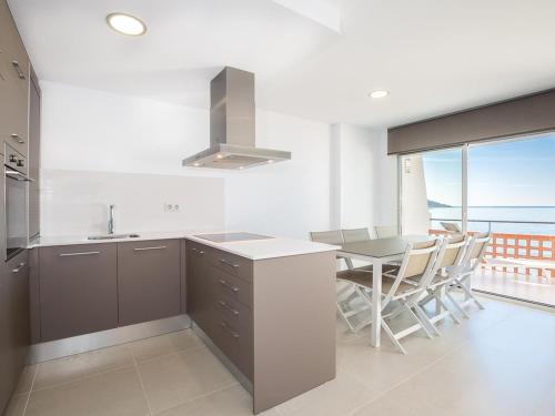 Appartement Design en Front de Mer à Roses, Terrasse Panoramique, 2 Chambres, Clim et Parking