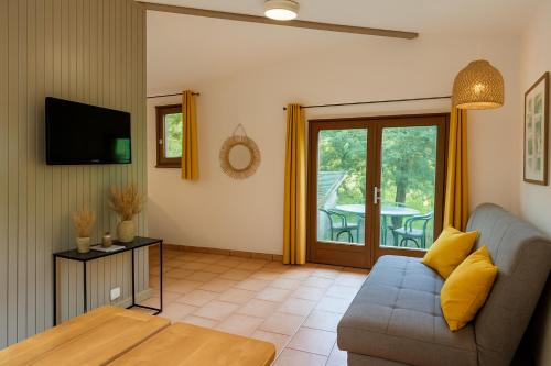 Televízia a/alebo spoločenská miestnosť v ubytovaní village vacances du camboussel