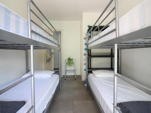 Appartement rénové 2 chambres, 1ère ligne mer, terrasse, parking, à 20m de la plage de Roses