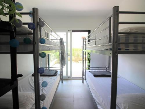 Appartement rénové 2 chambres, 1ère ligne mer, terrasse, parking, à 20m de la plage de Roses