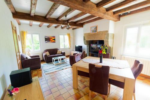 un salon avec une table et une salle à manger dans l'établissement Gite Entre Mer Et Golf, à Plourhan